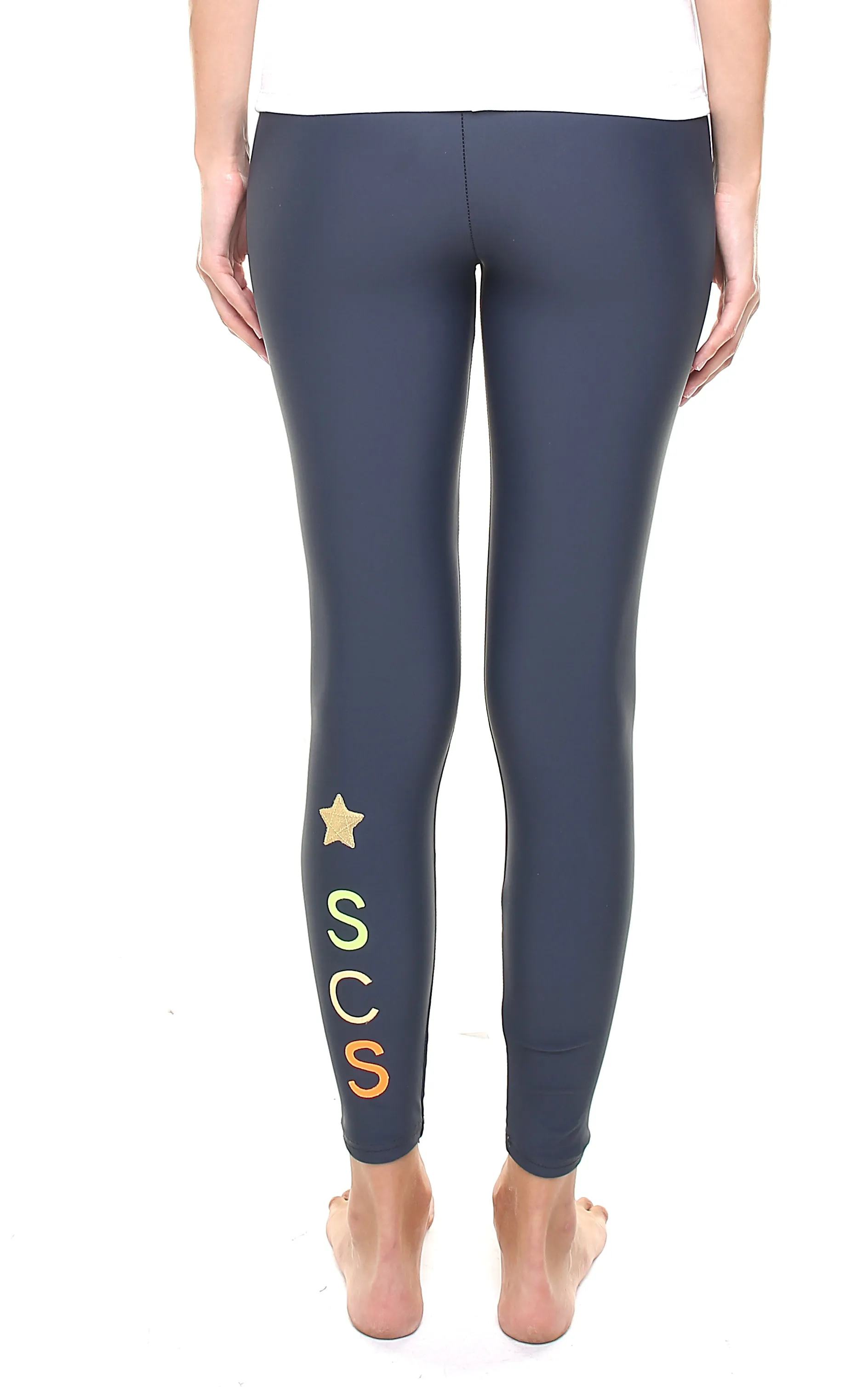 Leggings personalizzato con una stella e lettere applicate in verticale